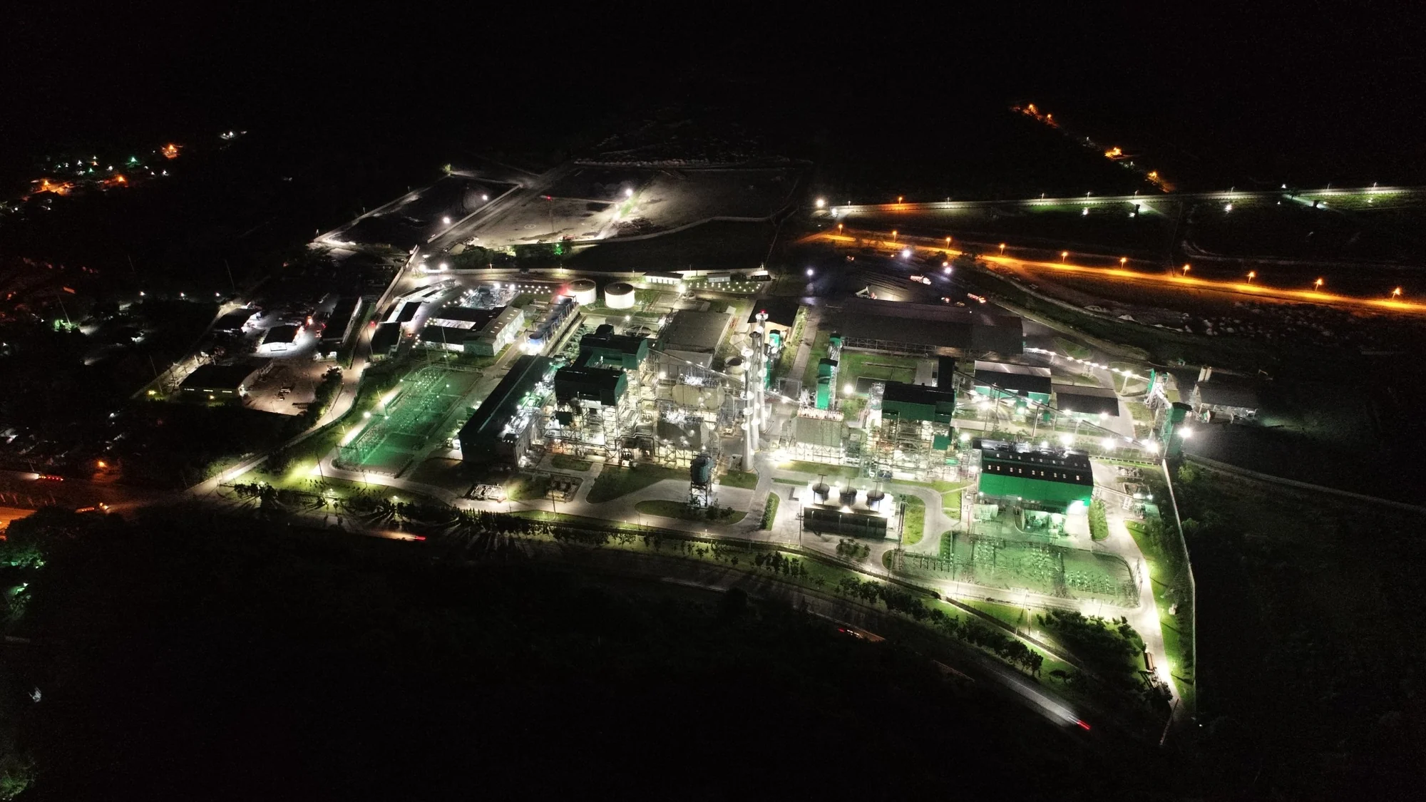 Vista aérea nocturna de la planta BECO